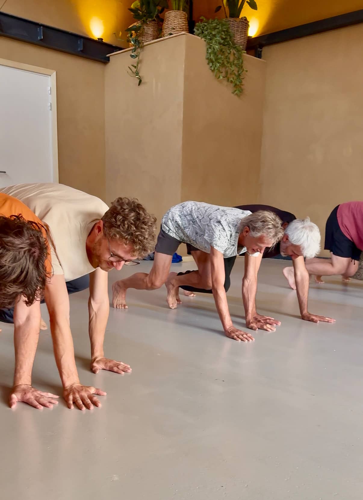 primal-yoga-movement-beast-crawl-duo