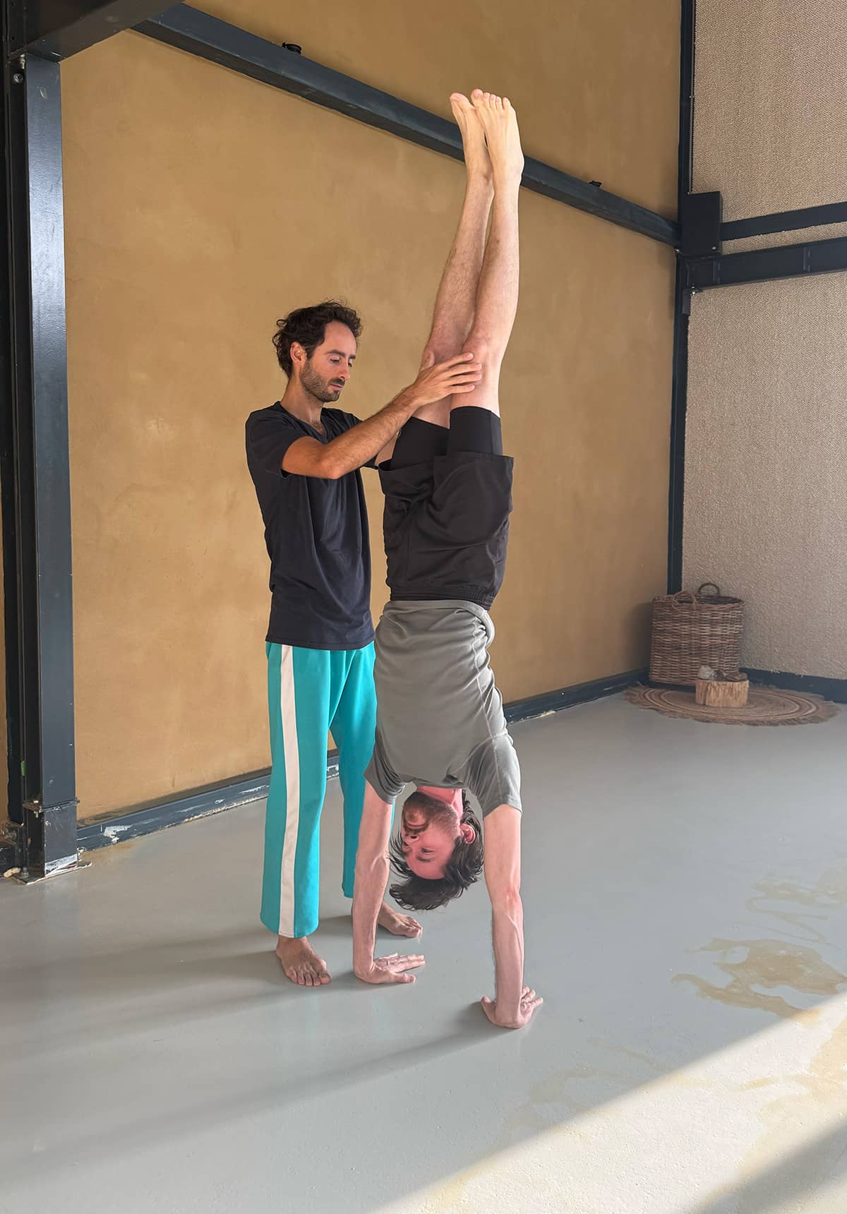 primal-yoga-movement-handstand-training